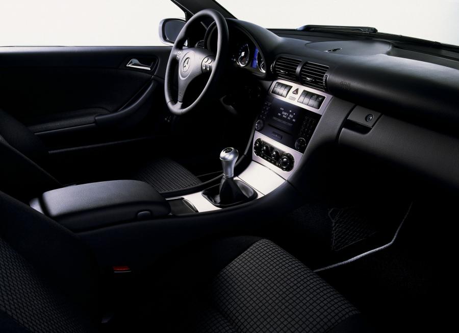 Интерьер Mercedes-Benz C55 AMG 2005 года  (фото 10 из 37)